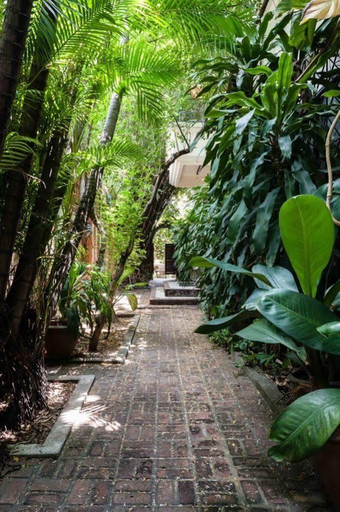 House By The Pond Aparthotel Bangkok Exteriör bild